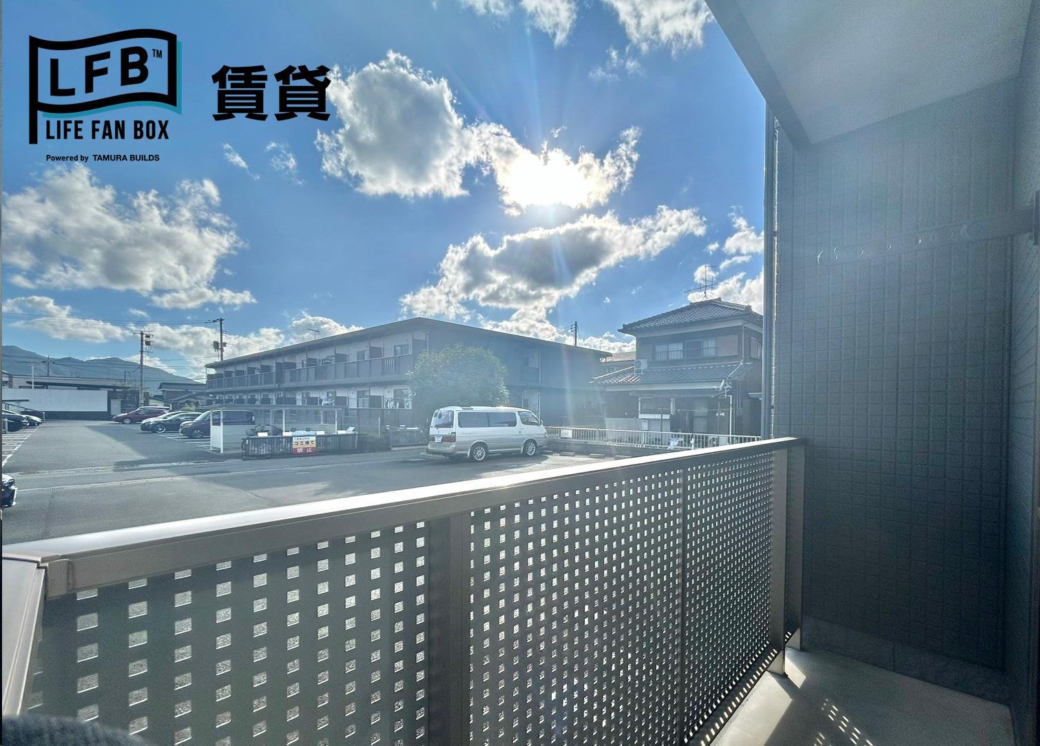 バルコニー　※102号室の室内写真です。壁紙や床の色・間取りなど仕様が異