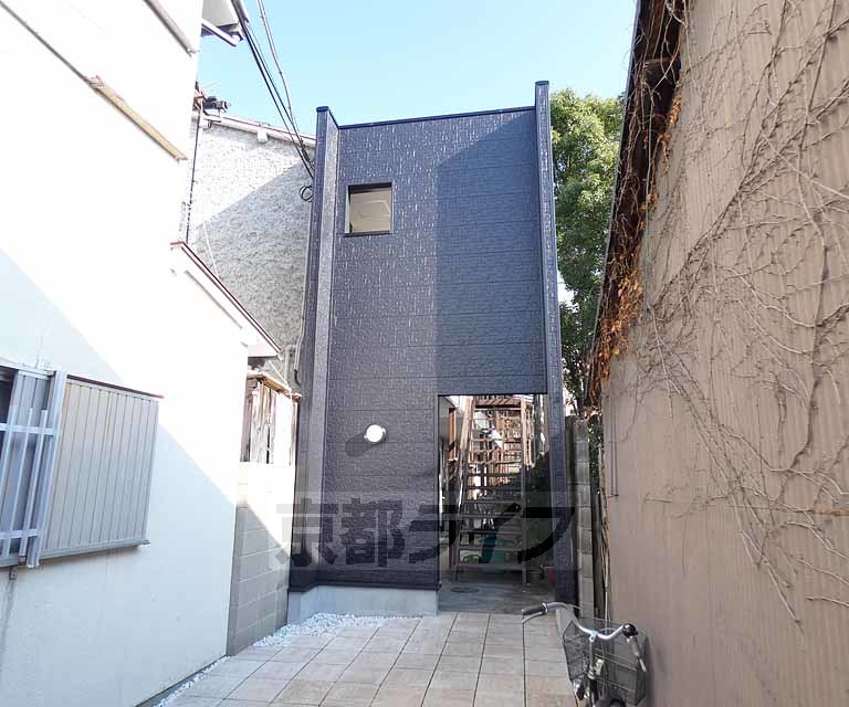 建物外観　京都生協コープ桃山すぐ前になります！