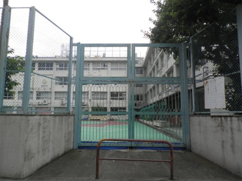 小学校　台東区立千束小学校（小学校）まで296m