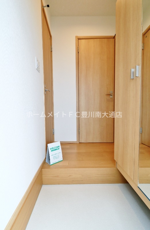 玄関　同型別部屋写真（反転）