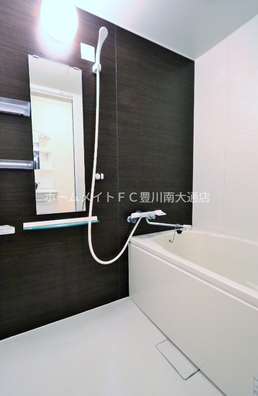 バス・シャワールーム　同型別部屋写真（反転）