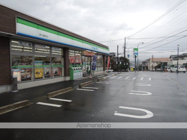 コンビニ　ファミリーマート（コンビニ）まで500m