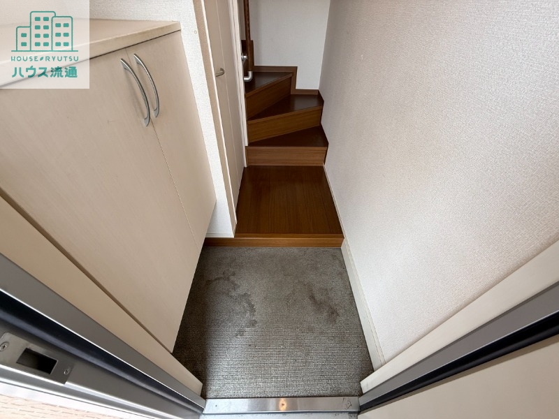 玄関　※写真は反転タイプのお部屋です