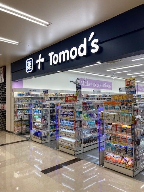 ドラックストア　トモズ横浜岡野店（ドラッグストア）まで600m