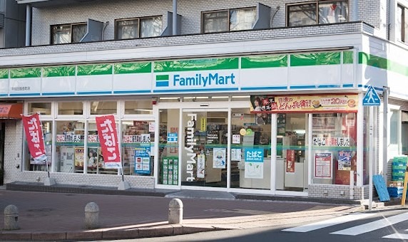 コンビニ　ファミリーマート 早稲田鶴巻町店（コンビニ）まで237m