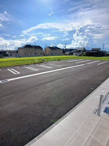 駐車場　駐車場があるので、車を買う予定の方も安心です