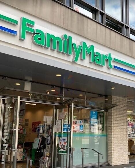 コンビニ　ファミリーマート本町四丁目店（コンビニ）まで785m
