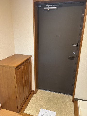 玄関　玄関には靴箱付きです♪