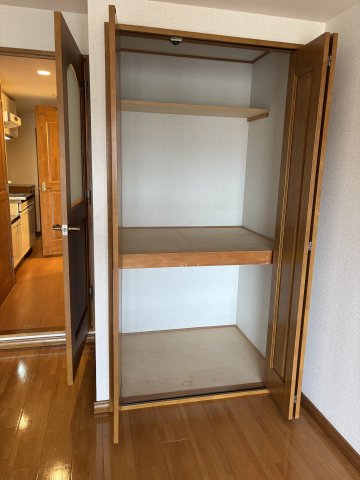その他　洋室10帖の物入は奥行きがあるのでたくさん物が入ります♪