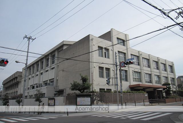 中学校　高津中学校（中学校）まで631m