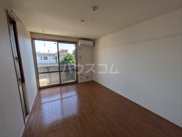 グランドゥール三ツ沢の居間写真