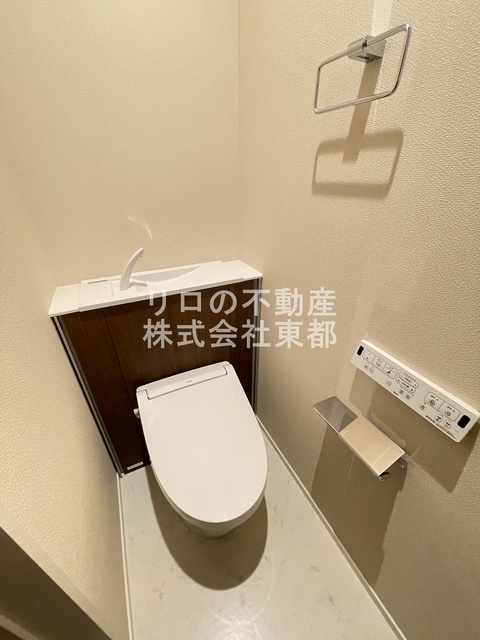 トイレ　白基調で清潔感のあるトイレです♪
