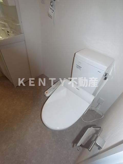 トイレ　落ち着いた色調のトイレです