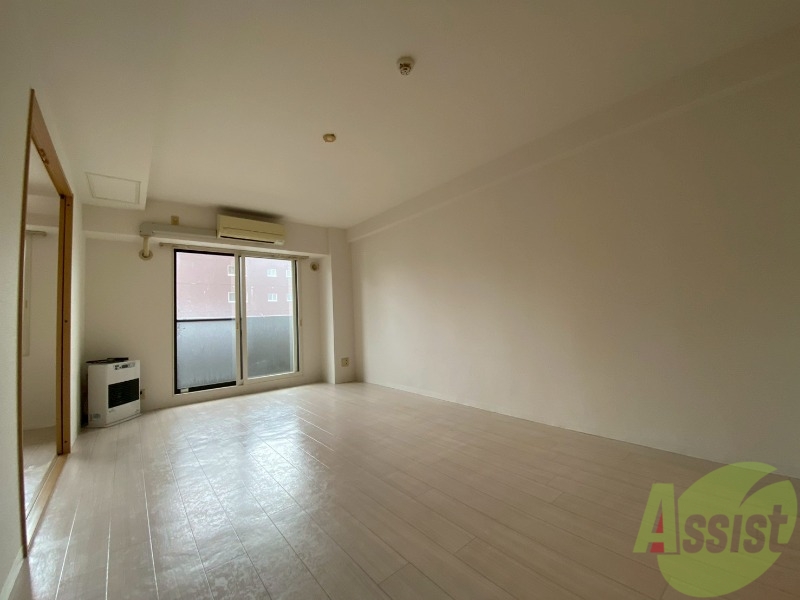 居室・リビング　木目のフローリングは落ち着きのある印象のお部屋になりますね。