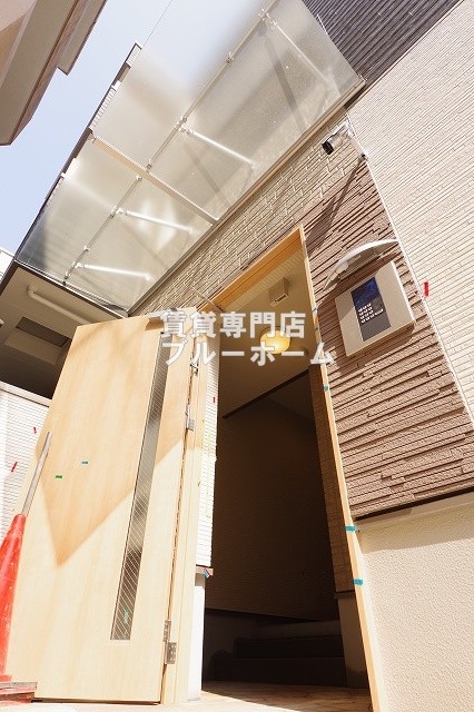 建物外観　木造3階建てのきれいな物件！