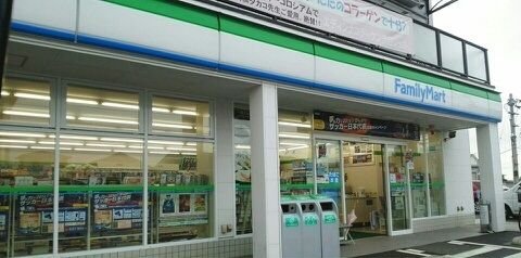 コンビニ　ファミリーマートさん（コンビニ）まで410m