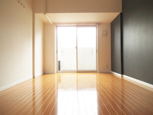 居室・リビング　アクセントクロスがおしゃれな広いお部屋です！