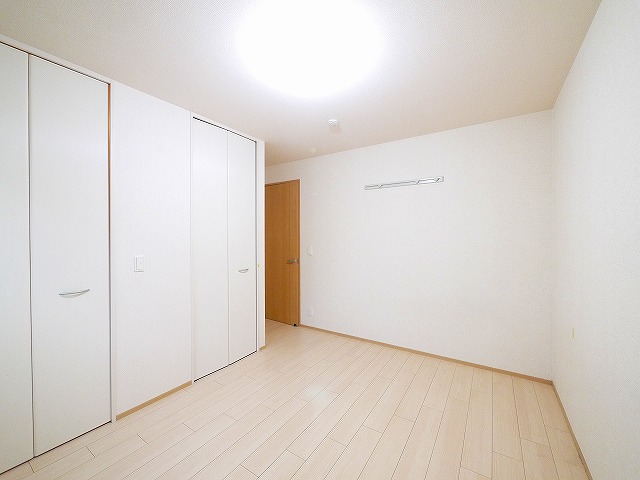 その他部屋・スペース　開放的な寝室です