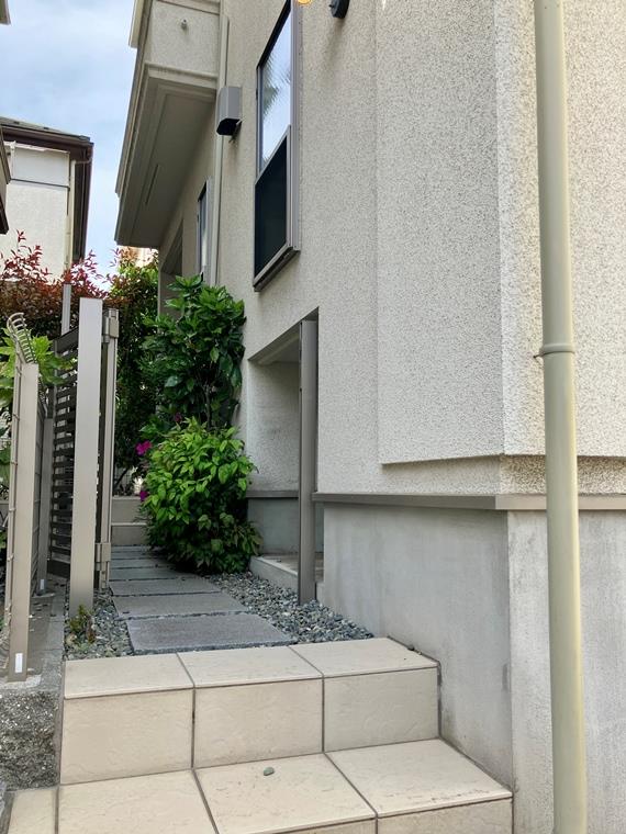 エントランス　重厚感のある建物デザイン♪