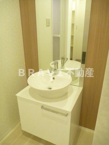 洗面設備　独立洗面台あり、毎朝おしゃれに忙しい女性の方におすすめです