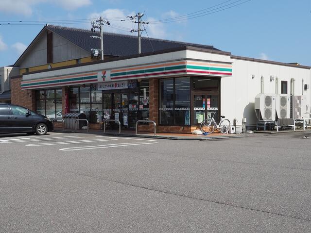 コンビニ　セブンイレブン富山上田島店（コンビニ）まで215m