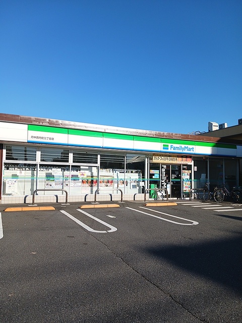 コンビニ　ファミリーマート（コンビニ）まで738m