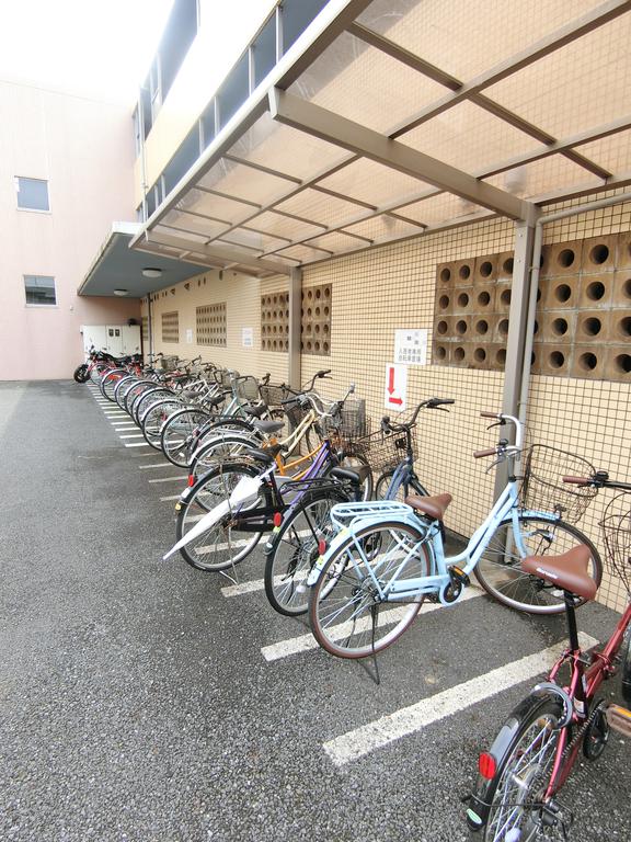 その他共有部分　駐輪場は屋根付きです♪