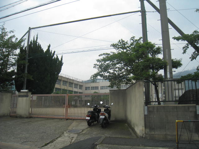 小学校　東大阪市立孔舎衙小学校（小学校）まで482m