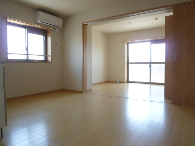 居室・リビング　角部屋につき横にも窓があり室内が明るいです