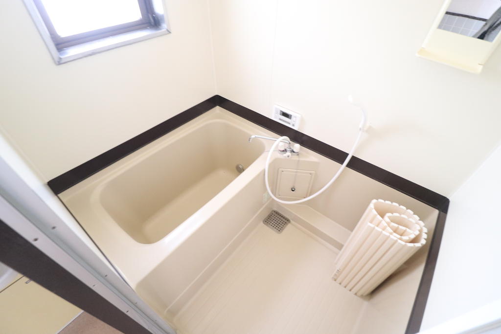 バス・シャワールーム　浴室、窓付きです（＾0＾）／