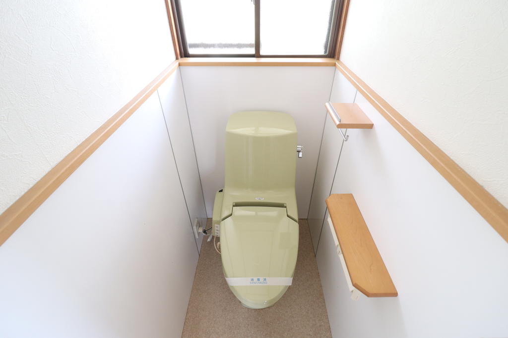 トイレ　トイレにも窓が付いています♪