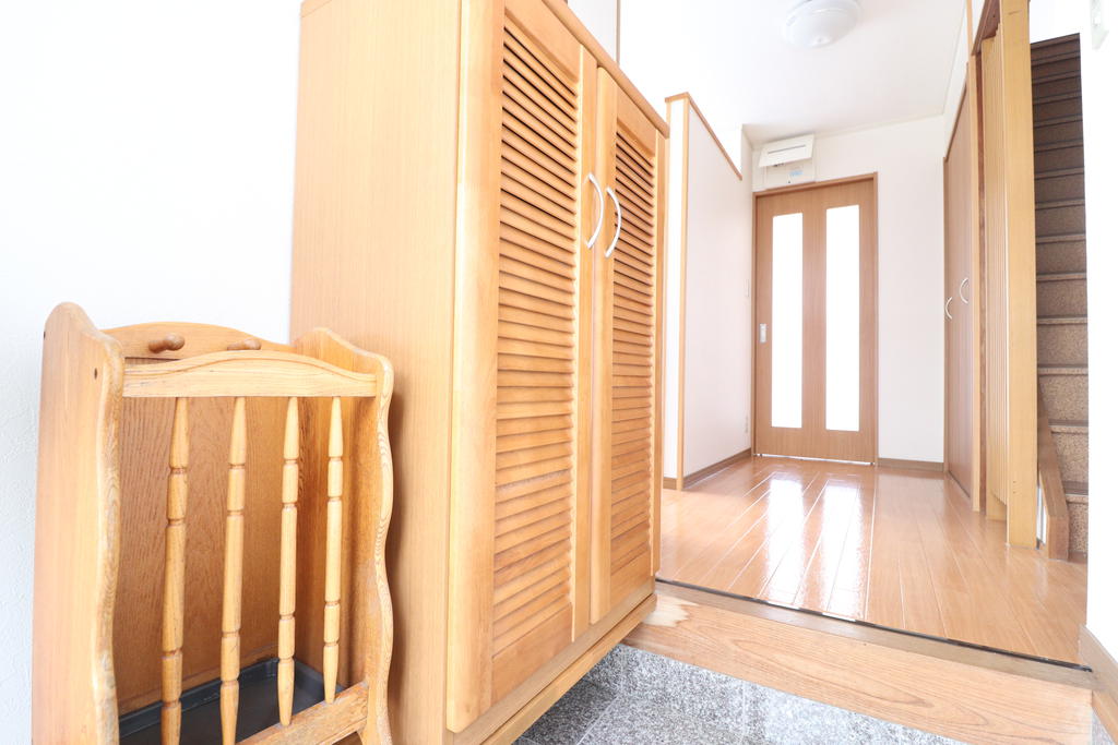 玄関　玄関横に下駄箱と傘立て完備☆