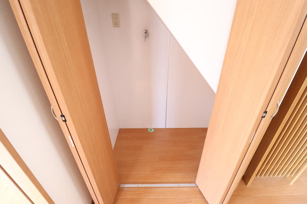 その他設備　階段下に室内洗濯機置き場があります♪