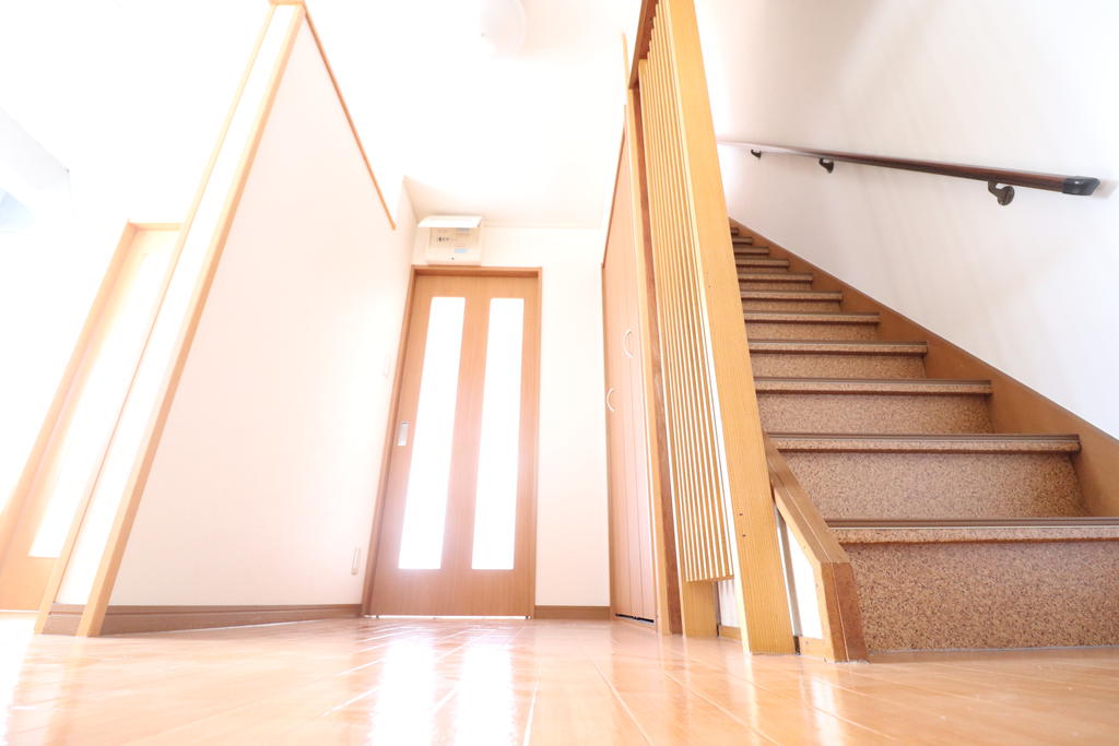その他部屋・スペース　玄関ホールから２階へ続く階段があります☆