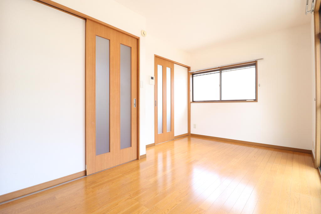 居室・リビング　大開口のサッシで明るい洋室はリビングとしても◎