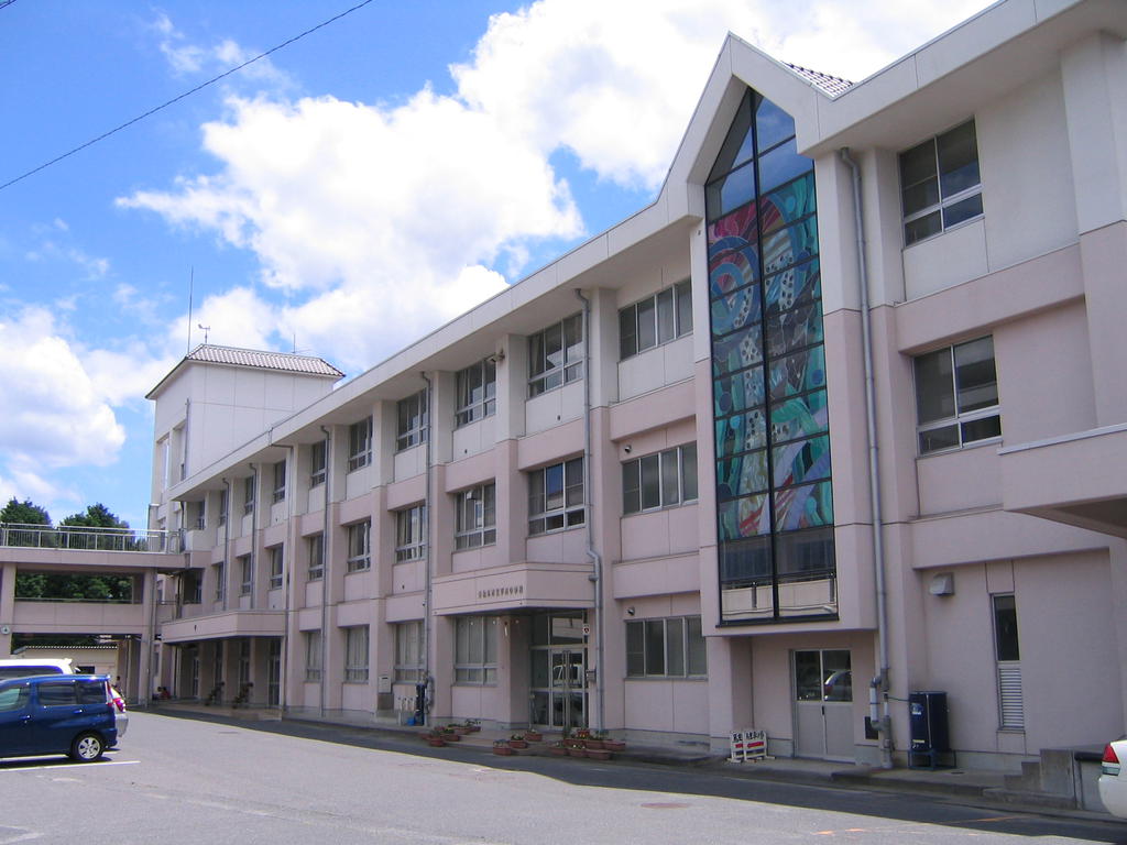 中学校　多治見市立平和中学校（中学校）まで2101m