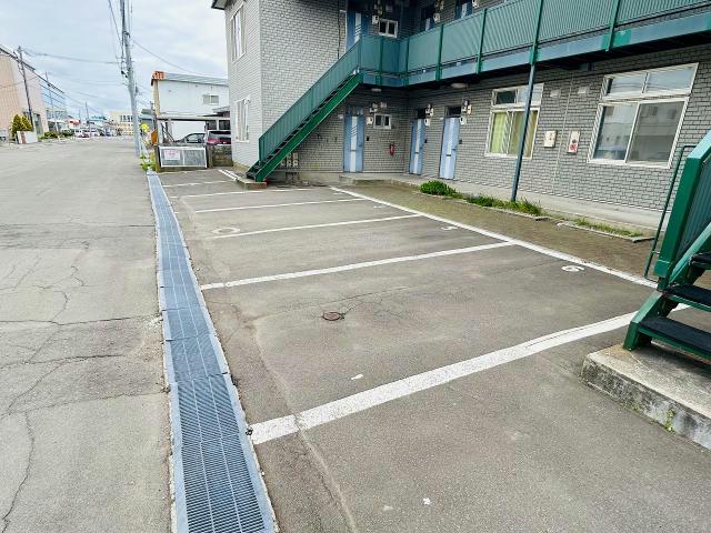 【北斗市七重浜のアパートの駐車場】