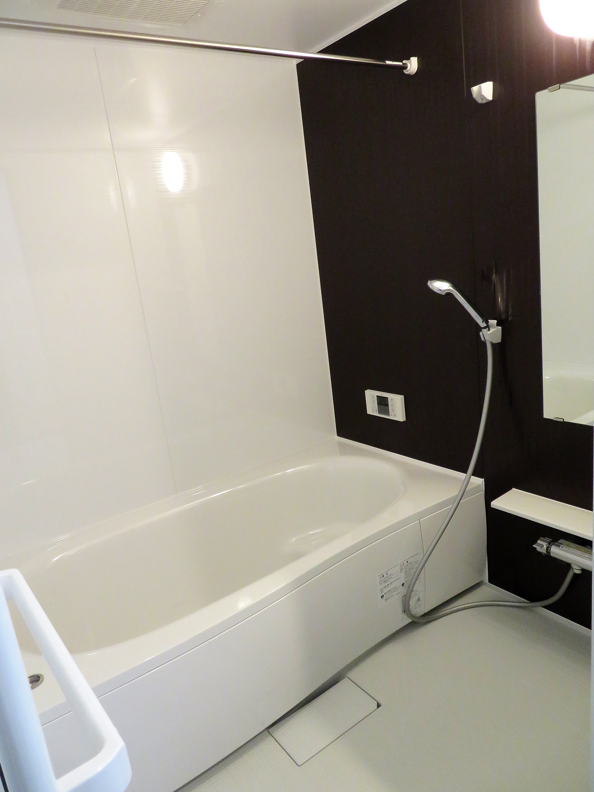 バス・シャワールーム　ゆっくり足が延ばせる一坪風呂です。追い焚き付きです。