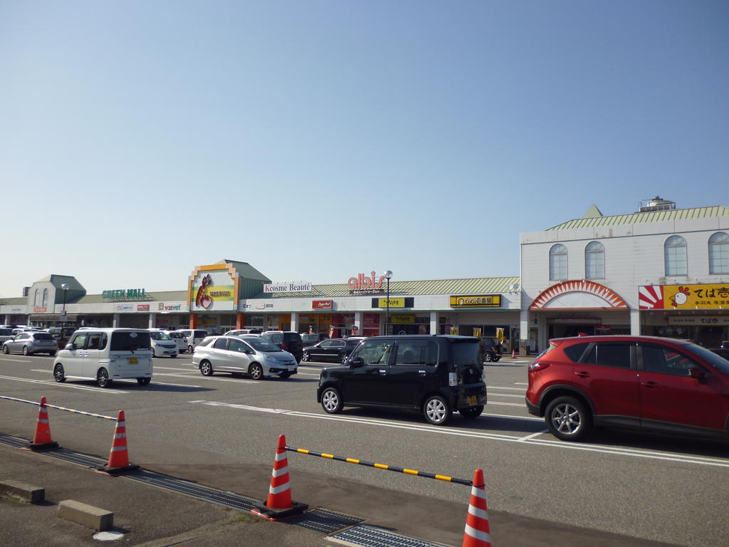 ショッピングセンター　グリーンモール（ショッピングセンター）まで300m