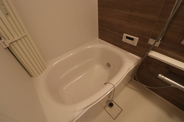 バス・シャワールーム　浴室換気乾燥機付きの浴槽です。