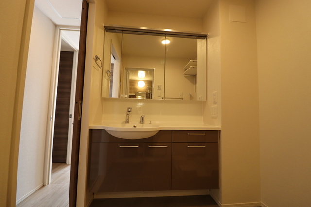 洗面設備　三面鏡付きカウンター洗面化粧台