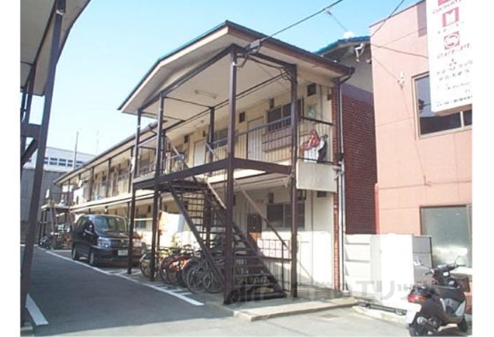 京都市伏見区横大路下三栖南郷のアパートの建物外観