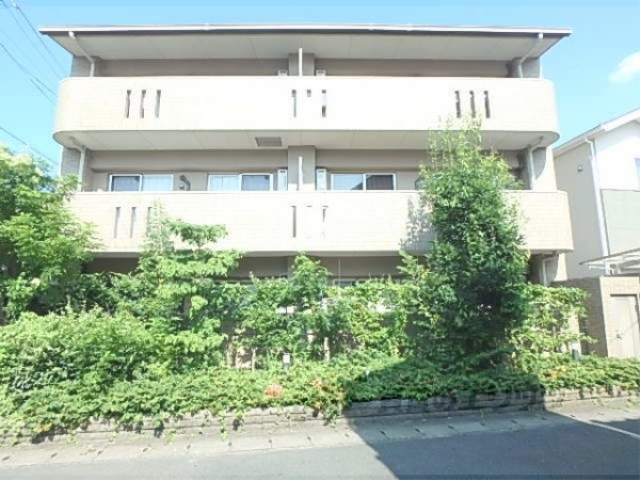 京都市右京区嵯峨苅分町のマンションの建物外観