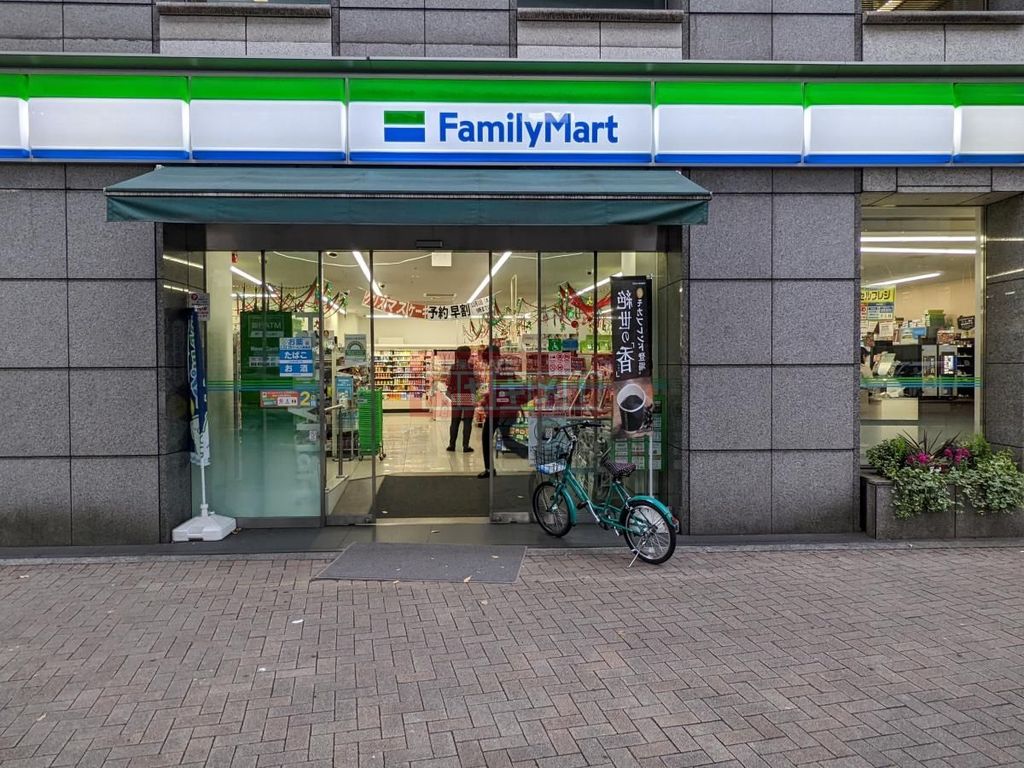 コンビニ　ファミリーマート初台交差点前店（コンビニ）まで270m
