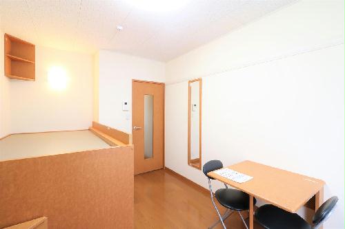 居室・リビング　退寮学生には安心！家具家電付で、すぐに新生活をスタート