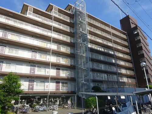 【明石市茶園場町のマンションの建物外観】