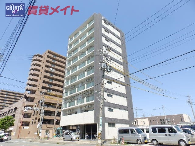 津市久居新町のマンションの建物外観