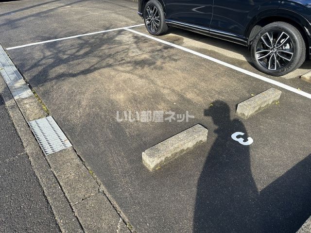 【桑名市藤が丘のアパートの駐車場】