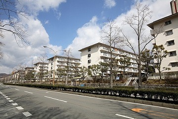 【UR洛西福西公園の建物外観】