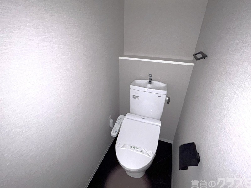 トイレ　背面には棚もあり便利です♪